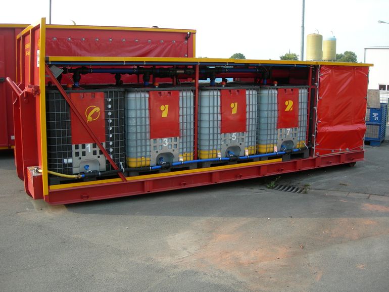 Большая пластиковая ёмкость для воды на участке готова к сливу перед зимой