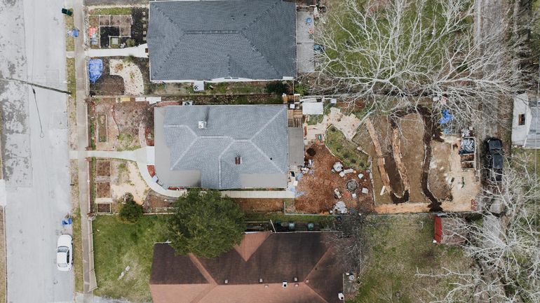 Вид сверху на жилые дома с участками и дворами
