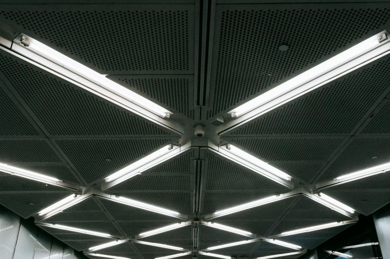 Ряды светодиодных светильников на потолке технического подземного помещения