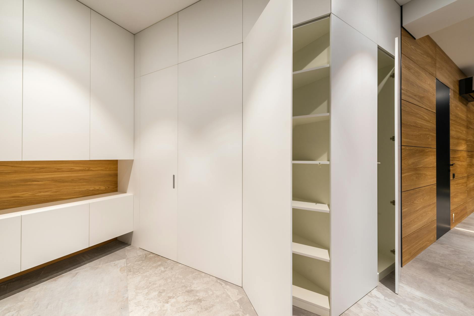 Системы хранения в прихожей частного дома: шкафы, открытые вешалки и скрытая зона