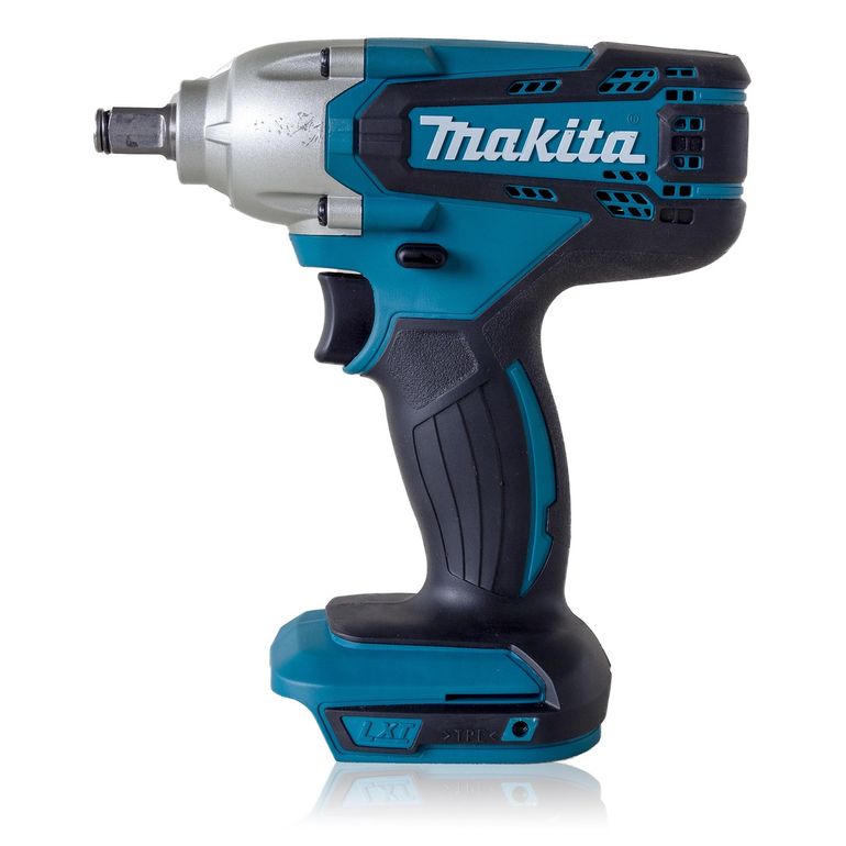 Аккумуляторный ударный гайковёрт Makita с установленной батареей на рабочей поверхности