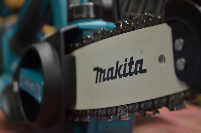 Аккумуляторная цепная пила Makita 18V со слайдерной батареей на корпусе