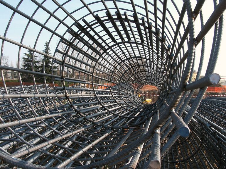 Цилиндрический арматурный каркас из продольных стержней и кольцевых хомутов